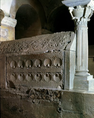 Merovingerkunst: cenotaph af abbedisse Theodechilde (eller Telchide) (død 662 e.Kr.). Sten begravelsesmonument. Kloster i Jouarre (Seine og Marne) af Merovingian