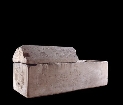 Merovingerkunst: Charentons sarkofag på Cher dekorerer scener af Daniels martyrdød i løvehulen. 7. århundrede. Bourges, Berry Museum af Merovingian