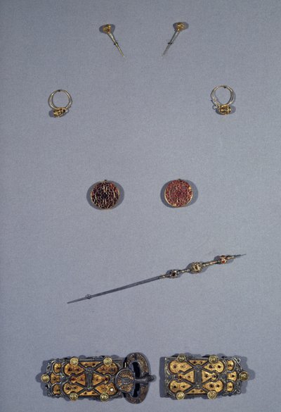 Art Merovingian (Gallien): Sæt af dronningen af francs Arnegonde eller Aregonde (v.515-600), ca. 570. Hustru til Clotaire I (511-561). Fra top til bund: par nåle i filigran sølv og guld, par øreringe i cloisonne sølv, filigran kobber, granat, af Merovingian Merovingian