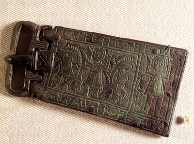 Merovingerkunst: Bronzebæltespænde fra det burgundiske rige (barbariske mennesker), der repræsenterer Daniel i løvegraven. 550-626. Fra Franche-Comte. Nationalmuseet for arkæologi, Saint Germain en Laye af Merovingian Merovingian