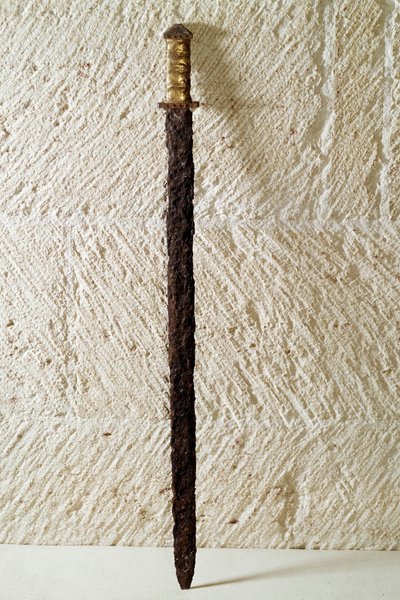 Merovingerkunst: epee, 6. århundrede. Gallien. Nationalt arkæologisk museum i Saint Germain en Laye af Merovingian Merovingian