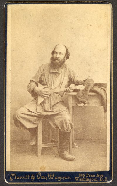 Portræt af uidentificeret mand med balalajka, mellem 1886 og 1895. af Merritt and Van Wagner