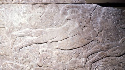 I lang tid blev det troet, at dette bas-relief repræsenterede en mand, der åndbar under vand takket være luften indeholdt i en hudoverflade. Det menes nu, at han er en svømmer, der understøttes af en påhængsmotor, der tjener ham som en bøje - basrelief, Me af Mesopotamian