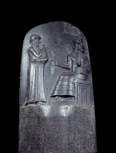 Mesopotamien: stele in diorit af Hammurabis (eller Hammourabis) lovkodeks. Den er dækket af kileskriftsindskrifter og øverst står kong Hammurabi foran Mesopotamiens solgud, Shamash, retfærdighedens guddommelige. Det er et af de ældste stykker o af Mesopotamian