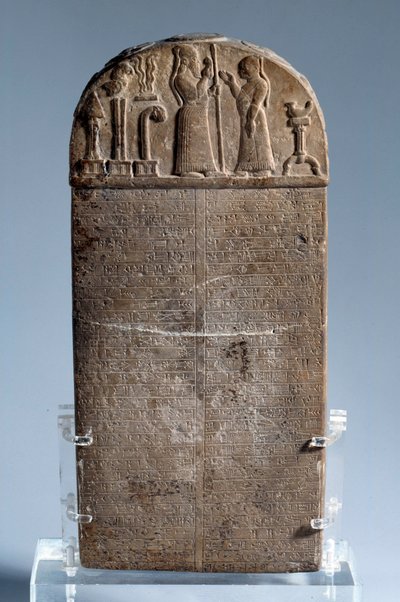 Mesopotamien: kudurru (stele brugt som støtte til donationer af jord, som de kassitiske herskere i Babylon har givet til familiemedlemmer eller højtstående personer. Indskriften er i kileskrift. Teksten er en beretning om de militære og administrative tjen af Mesopotamian Mesopotamian