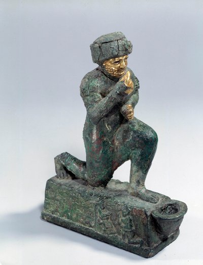 Mesopotamien: Statuette i sølv, bronze og guld af knælende tilbeder, ex-voto dedikeret til guden Amurru for Hammurabis liv. 1800 f.Kr. Fra Larsas hjemmeside. Paris, Louvre-museet af Mesopotamian Mesopotamian