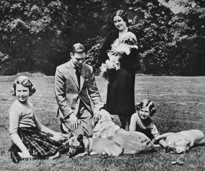 Kongelig familie som en glad gruppe af hundeelskere, 1937. af Michael Chance