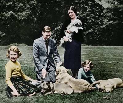 Kongelig familie som en glad gruppe af hundeelskere, 1937 af Michael Chance