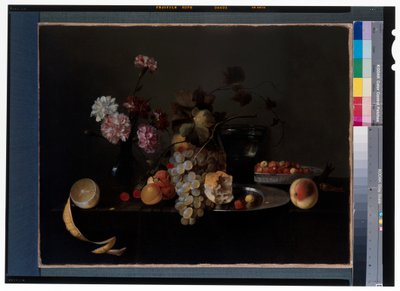 Stilleben med blomster, frugter og et rummerglas på en stenplade af Michiel Simons