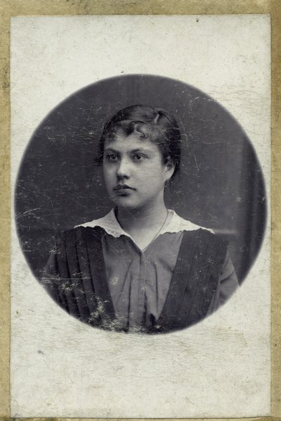 Vintage-portræt af en ung pige. Billedet blev taget omkring 1914 år (foto) af Mikhail Pogosov
