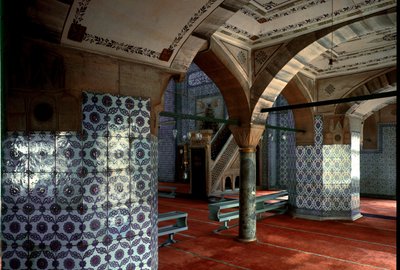 Indvendig udsigt over Rustem Pasha-moskeen (1560-1564) af Mimar Sinan