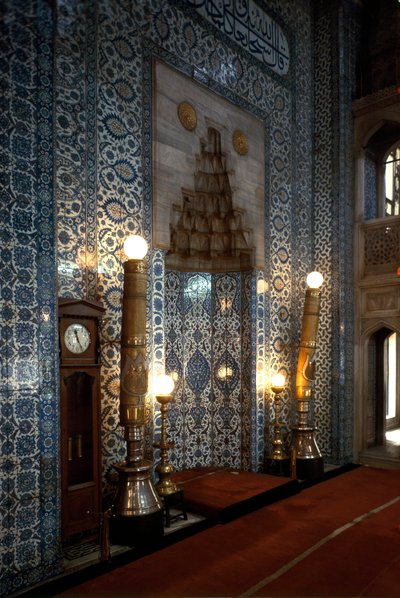 Indvendig udsigt over Rustem Pasha-moskeen (1560-1564) af Mimar Sinan