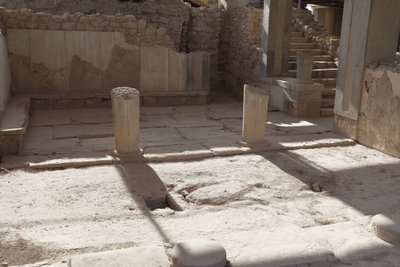 Det minoiske arkæologiske sted Phaistos. Dronningens Megaron (dvs. dronningens lejligheder). Den sydligste af "" Royal Apartments of Phaistos. Gulvet var belagt med gipsplader og rød puds, der fyldte mellemrummet. Gips blev også brugt til thr benc af Minoan