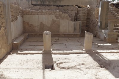 Det minoiske arkæologiske sted Phaistos. Dronningens Megaron (dvs. dronningens lejligheder). Den sydligste af "" Royal Apartments of Phaistos. Gulvet var belagt med gipsplader og rød puds, der fyldte mellemrummet. Gips blev også brugt til thr benc af Minoan