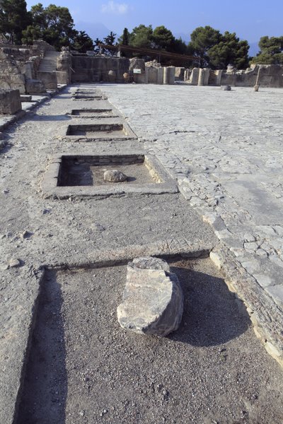 Det minoiske arkæologiske sted Phaistos. Generelt billede af den centrale domstol fra helligdommene i den vestlige fløj. Den centrale domstol er et grundlæggende arkitektonisk element i Minoen-paladset. Det er en kerne, som de forskellige vinge er sat omkr af Minoan