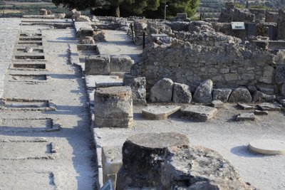 Det minoiske arkæologiske sted Phaistos. Generelt billede af den vestlige fløjs helligdomme langs den centrale hof fra nordfløjen. Der var to typer helligdom: "Bench shrine" og "Lutral Basin"". "" bænkhelligdommen"" var et lille og rektangulært rum med lav af Minoan