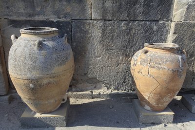 Det minoiske arkæologiske sted Phaistos. Stor pithoi (opbevaringskrukke), fundet ved den centrale domstol. Kreta. af Minoan
