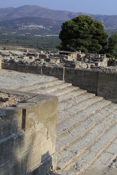 Det minoiske arkæologiske sted Phaistos. Trappe, der starter i den vestlige gård og fører til The Propylaea, den vigtigste og mest imponerende indgang til det nye palads (1700-1450 f.Kr.). Phaistos, Kreta. af Minoan