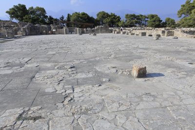 Det minoiske arkæologiske sted Phaistos. Den centrale domstol, et grundlæggende arkitektonisk element i Minoen-paladset. Det er en kerne, som de forskellige vinge er sat omkring. Denne centrale domstol blev bygget i det gamle palads tid (1900-1700 f.Kr.).  af Minoan