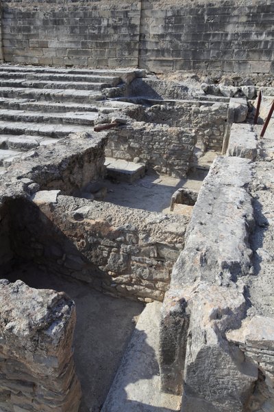 Det minoiske arkæologiske sted Phaistos. Trepartshelligdommen. Dette kompleks af værelser foran paladset var en lille helligdom. Phaistos, Kreta. af Minoan