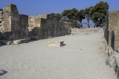 Minoan arkæologisk sted for Phaistos. West -magasinerne. Stort kompleks af paladserummet. Det består af antikammeret, korridoren for opbevaringsrummet og opbevaringsrummet selv. Til højre og venstre for korridoren var 11 magasiner, hvor t af Minoan