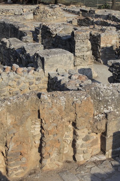 Det minoiske arkæologiske sted Phaistos. Udsigt over North East Complex. Kompleks med fire værelser, der støder op til det gamle palads. Disse rum blev brugt til at opbevare værdifulde rituelle kar. Den berømte "" Phaistos-skive"" med hieroglyfisk skrift b af Minoan