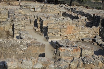Det minoiske arkæologiske sted Phaistos. Udsigt over North East Complex. Kompleks med fire værelser, der støder op til det gamle palads. Disse rum blev brugt til at opbevare værdifulde rituelle kar. Den berømte "" Phaistos disc"" med hieroglyf skrift blev  af Minoan