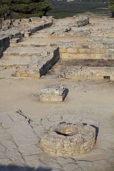Det minoiske arkæologiske sted Phaistos. Udsigt over North East Complex. Kompleks med fire værelser, der støder op til det gamle palads. Disse rum blev brugt til at opbevare værdifulde rituelle kar. Den berømte "" Phaistos disc"" med hieroglyf skrift blev  af Minoan