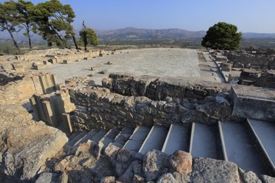 Det minoiske arkæologiske sted Phaistos. Udsigt over den centrale domstol fra nordfløjen. Den centrale domstol var et grundlæggende arkitektonisk element i Minoen-paladset. Det er en kerne, som de forskellige vinge er sat omkring. Denne centrale domstol bl af Minoan