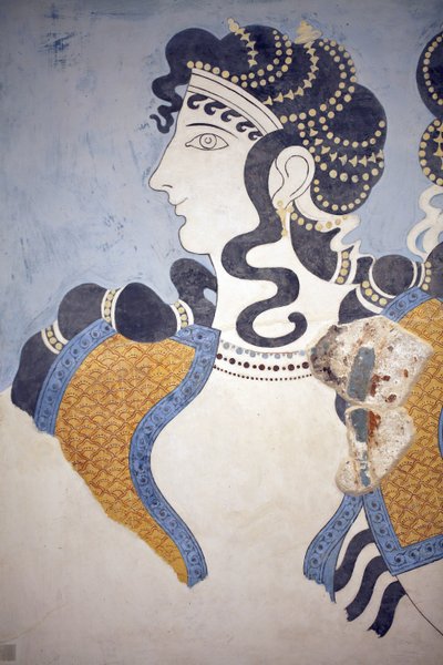Minoisk kunst. Detaljer om "" Damer i blåt""" fresco. Sammensætning af rigt klædt og overdådigt besmykket kvindefigur afbildet mod en blå grund. På trods af sin fragmentariske tilstand transmitterer dette vægmaleri betydningen af overflod og velstand af Minoan