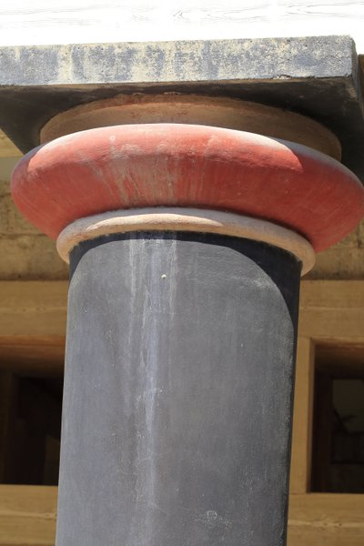 Minoen arkæologiske sted Knossos. Detalje af en søjle i dobbeltaksernes hall og dronningens megaron i kong Minos palads. Knossos, Kreta. af Minoan