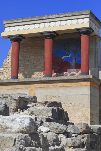 Minoen arkæologiske sted Knossos. Nordindgang, Nordsøjlehal. Bastion rekonstrueret af Arthur Evans, hvor han satte en kopi af et restaureret relieffresko af en tyr. Knossos, Kreta. af Minoan