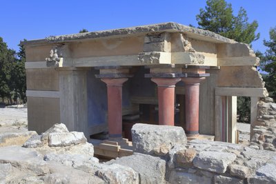 Minoen arkæologiske sted Knossos. Nordlige lustrale bassiner. Nordindgangen til paladset. Ifølge A. Evans blev denne bygning brugt til rensningsceremonier og kaldte derfor dette sted "" Lustral bassiner"". Knossos, Kreta. af Minoan