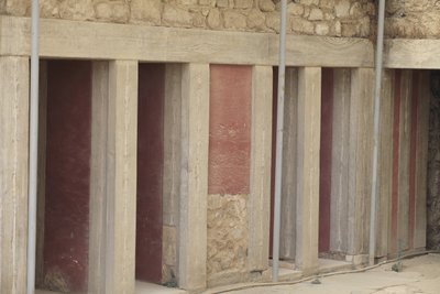 Minoen arkæologiske sted Knossos. Vestfløjen ved siden af "" trepartshelligdommen"". Værelse med to store rektangulære depoter nedsænket i gulvet. De var fulde af lervaser og værdifulde genstande, blandt andet de berømte statuetter, der repræsenterede "Sla af Minoan