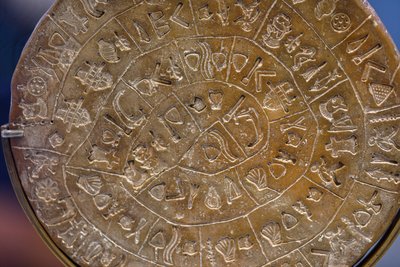 Phaistos disk. Symbolske tegn arrangeret i en spiral (A-side), Tidligt 17. århundrede f.Kr af Minoan