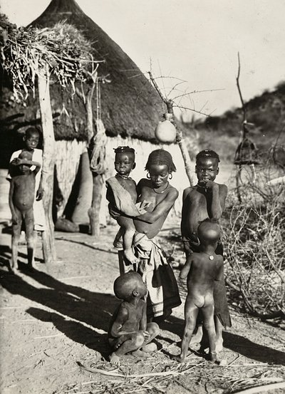 Opbygning af et imperium i den fascistiske tidsalder: en gruppe drenge fra Tacruri-stammen, 09/05/1936 (s/h foto) af Modestino Baldinetti
