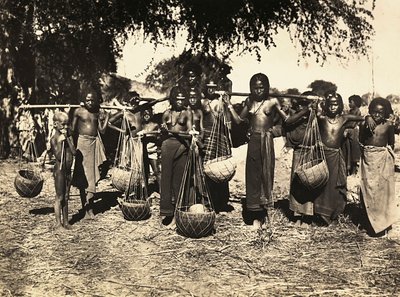 Opbygning af et imperium i den fascistiske tidsalder: bærere af Cunama-vand, 09/05/1936 (s/h-foto) af Modestino Baldinetti