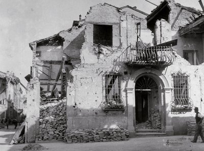 Bombardementerne af Sermide: et hus, der blev alvorligt beskadiget under anden verdenskrig. En del af facaden kan ses af Modestino Baldinetti