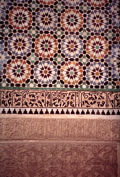 Den nederste mur af hovedgården, bygget af saadierne i 1565 (zellij fliseværk og stuk) af Moroccan School