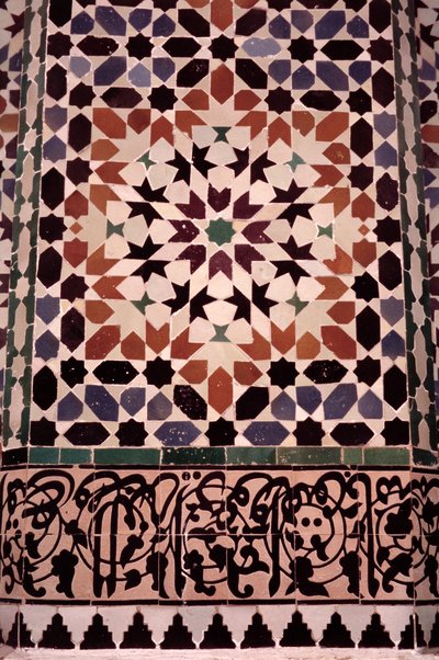 Den nederste mur af hovedgården, bygget af saadianerne i 1565 (zellij teglværk) (detalje fra 186515) af Moroccan School