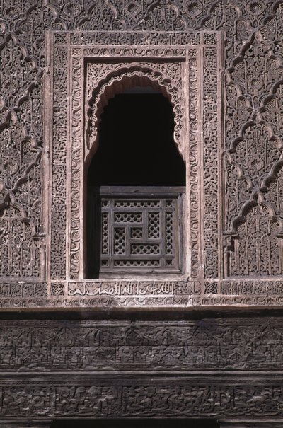 Udsigt over et vindue i gården til Ali ben Youssef Medersa, bygget af saadierne i 1565 (cedertræ og stuk) af Moroccan School