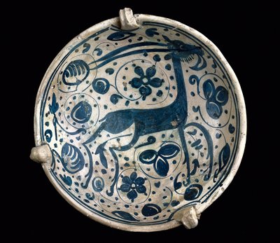 Art mudejar: keramisk kop azul, dekoreret med en hjort fra Paterna, Manises (spansk-maurisk stil). Barcelona fra det 14. eller 15. århundrede. Barcelona Keramikmuseum, Spanien af Mudejar School