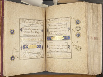 Fol 311 verso 312 recto, Timurid Quran, 1441 (blæk & guld på papir) af Muhammad Mumin Abdallah Al Murwand