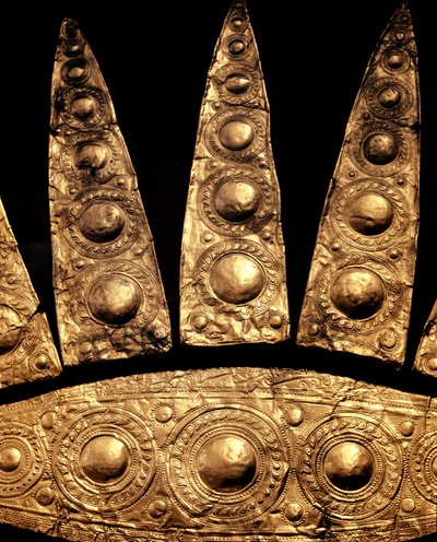 Mykensk kunst: detalje af en begravelsesdiademe af guld fra grav III, Mykene. 16. århundrede f.Kr. Svag. 14 cm Athen, Nationalt Arkæologisk Museum af Mycenaean