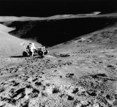 Astronaut David Scott født 1932 på skråningen af Hadley Delta under Apollo 15, 1971. af NASA Images