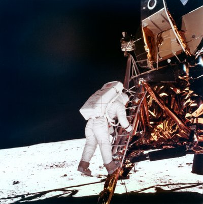 Edwin Buzz Aldrin stiger ned ad trappen til Lunar Module-stigen for at gå på Månen, 1969. af NASA Images