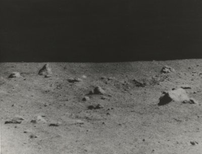 [Lunar Surface fotograferet af Surveyor V], 1967. af NASA Images