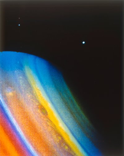 Saturn og dens måne Dione, set fra rumfartøjet Voyager 2. af NASA Images
