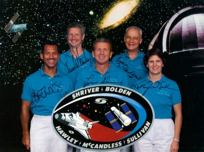 Besætningen på rumfærgen Mission STS-31, 1990. af NASA Images