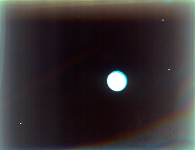 Uranus med satellitterne Miranda, Ariel og Umbriel, fra Voyager 2, 24. januar 1986. af NASA Images